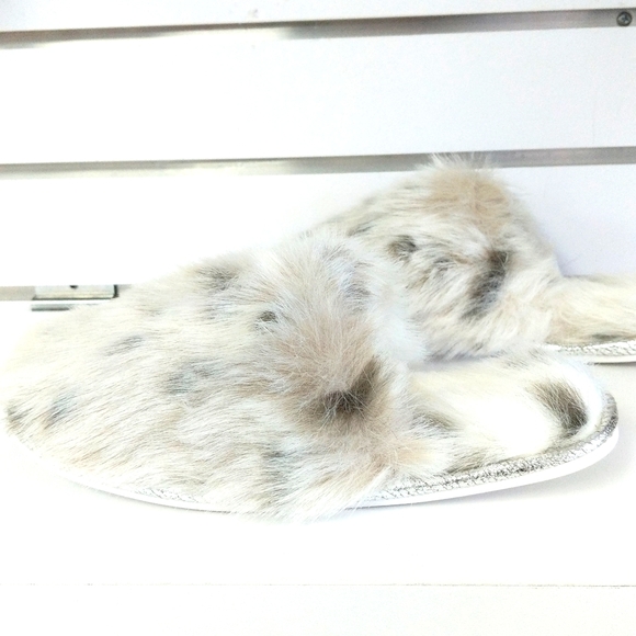 Slippers - Picture 2 of 3